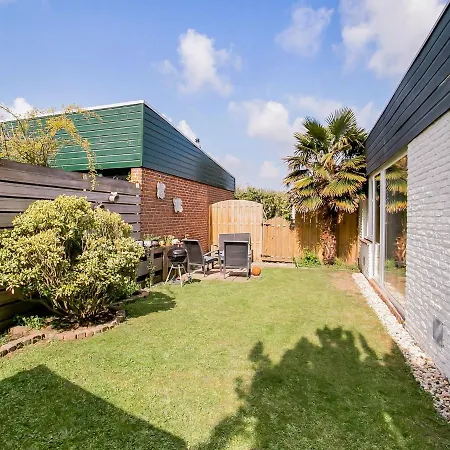 Holiday home Lovely In With Garden Noordwijkerhout