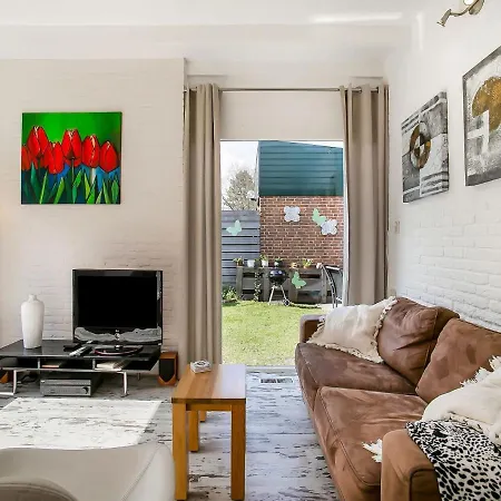 Holiday home Lovely In With Garden Noordwijkerhout